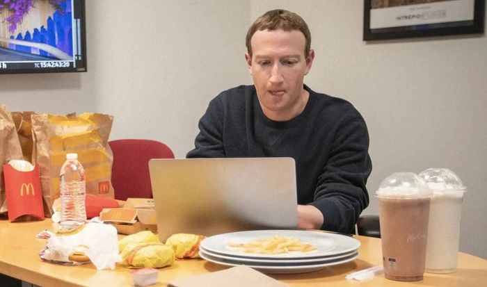 Mark Zuckerberg gây sự chú ý khi đăng ảnh làm việc bên chiếc MacBook không có logo 'quả táo'.