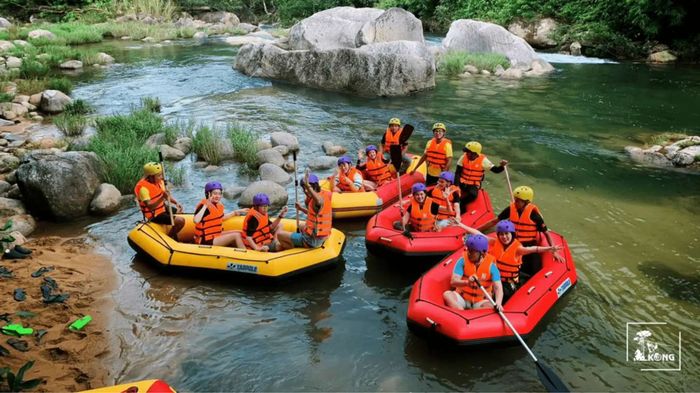 Nhóm du khách tham gia hoạt động chèo thuyền vượt thác tại Kong Forest