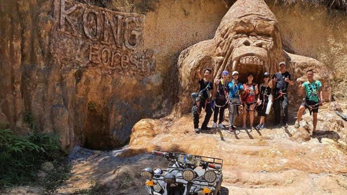 Khách du lịch check-in tại Kong Forest Nha Trang