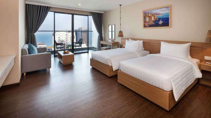 Phòng Ban công Deluxe với tầm nhìn ra biển tại Khách sạn Virgo Nha Trang.