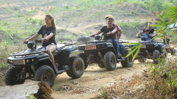 Nhóm du khách lái xe địa hình ATV thám hiểm công viên Kong Forest