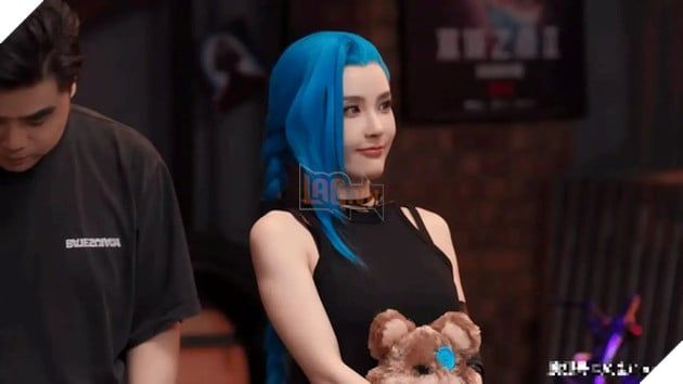 LMHT: Cô nàng MC LPL hóa thân thành Jinx khiến fan không khỏi xao xuyến