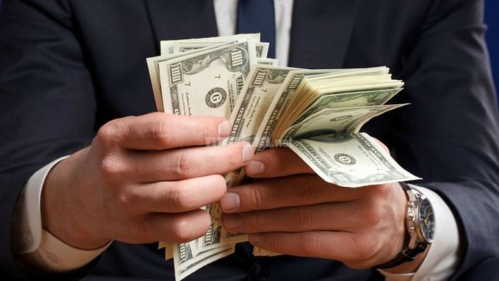 Để bảo vệ tài chính, bạn nên lựa chọn các hình thức đầu tư an toàn hoặc gửi tiết kiệm, tránh các quyết định đầu tư mạo hiểm.
