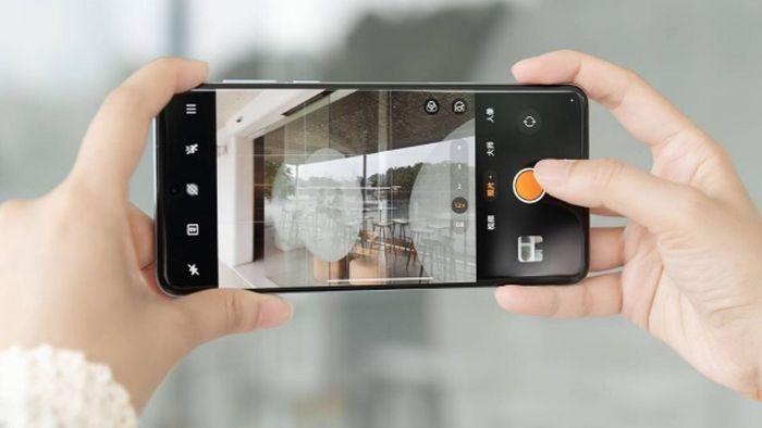 Camera tiềm vọng kép khác biệt như thế nào so với zoom kỹ thuật số? Đây là câu hỏi được nhiều người dùng quan tâm khi tìm hiểu về hai công nghệ này, đặc biệt là khi xét đến chất lượng hình ảnh và cách thức hoạt động của chúng.