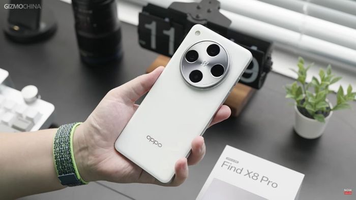 Ứng dụng của camera tiềm vọng kép trong đời sống đã mở ra nhiều cơ hội mới trong việc ghi lại các khoảnh khắc đẹp, từ những bức ảnh cận cảnh cho đến những cảnh vật ở khoảng cách xa. Công nghệ này giúp nâng cao trải nghiệm chụp ảnh trên smartphone, không chỉ cho các nhiếp ảnh gia chuyên nghiệp mà còn cho người dùng yêu thích khám phá thế giới qua ống kính của mình.