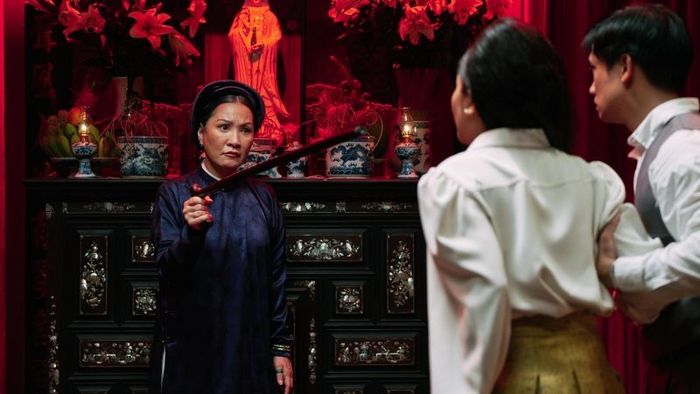 Mệ Bích là người gia trưởng, luôn giữ những nguyên tắc khắt khe và cực đoan trong gia đình.