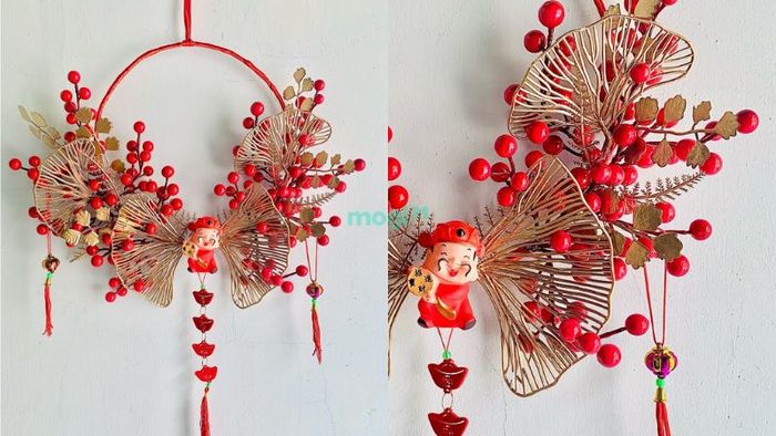 Trang trí cầu thang với vòng hoa Tết sẽ mang lại một không gian tươi mới, đón chào mùa xuân rực rỡ và ấm cúng cho ngôi nhà của bạn.