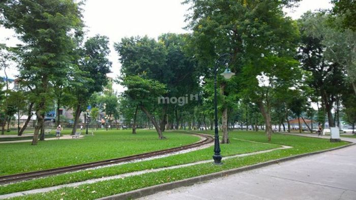 Toàn bộ khuôn viên được bao phủ bởi màu xanh của cây cối và hoa lá