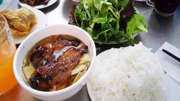 Khám phá những món ăn hấp dẫn khi ghé thăm công viên Thống Nhất.