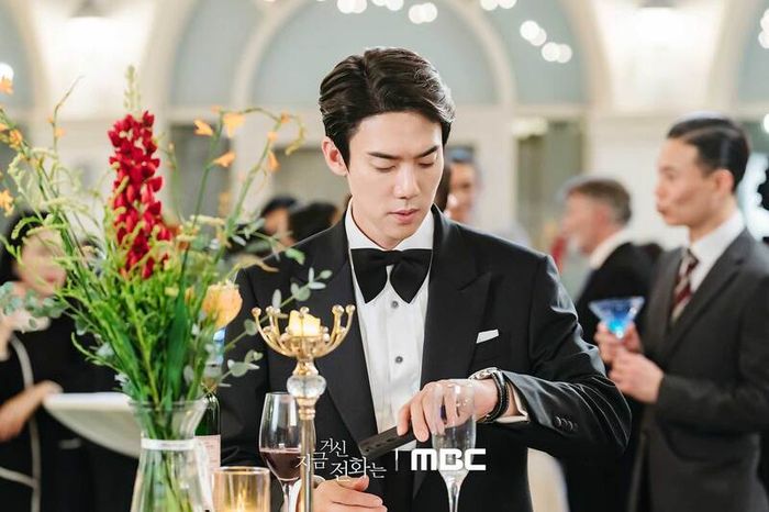 Baek Sa Eon xuất hiện với khí chất mạnh mẽ và đầy quyền uy.