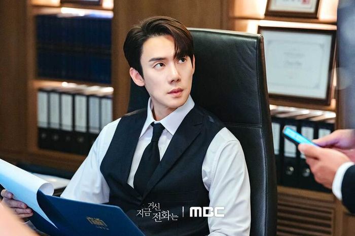 Với kinh nghiệm và thực lực, Yoo Yeon Seok dễ dàng thể hiện trọn vẹn hình ảnh của một tổng tài quyền lực, đầy sức hút.