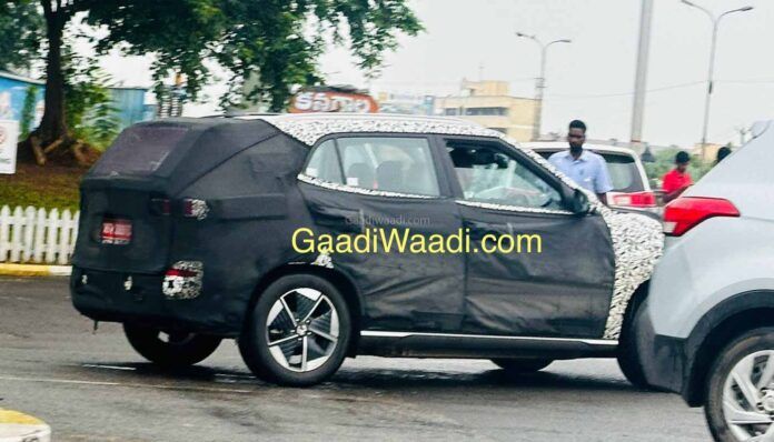Ảnh mới của Hyundai Creta EV 2025 cho thấy rõ hơn về thiết kế thu hút của xe, với sự kết hợp hài hòa giữa công nghệ và thẩm mỹ. Xe mang đến cảm giác sang trọng nhưng vẫn giữ được tính năng động.