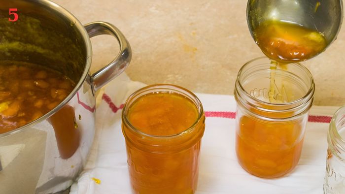 Bước 5 trong cách làm mứt mơ phết bánh mì
