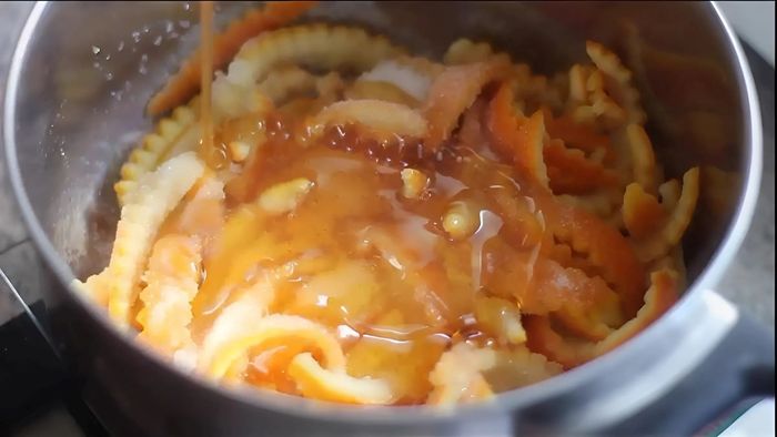Hướng dẫn làm mứt vỏ cam sấy khô bước 3 (Hình minh họa)