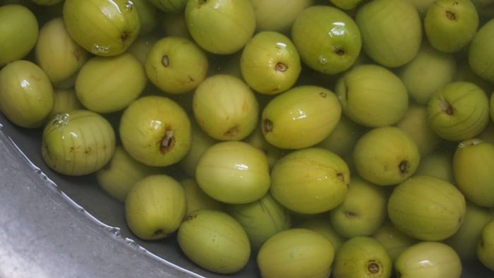 Các bước thực hiện mứt táo không dùng nước vôi, bước 1 (Hình minh họa)