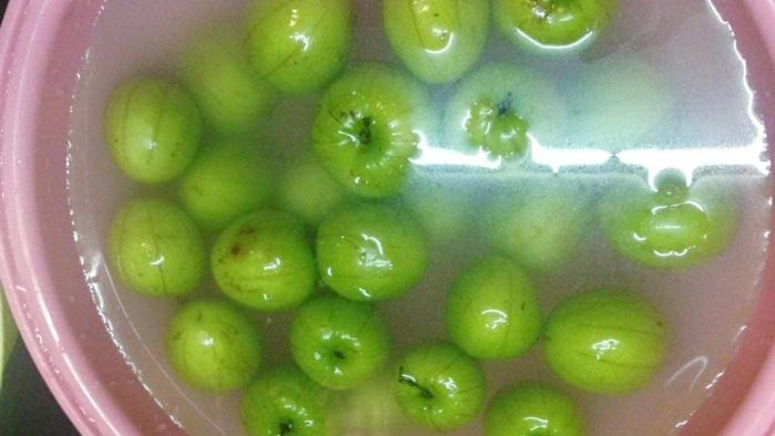 Cách làm mứt táo ta dùng nước vôi, bước 2 (Hình minh họa)