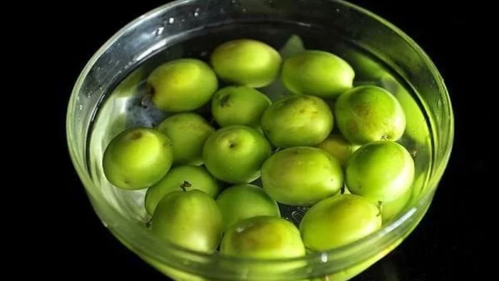 Cách làm mứt táo ta dùng nước vôi, bước 1 (Hình minh họa)