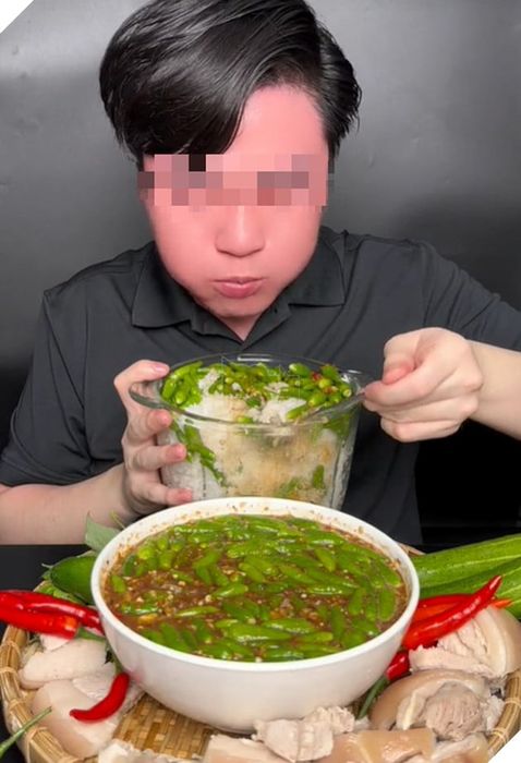 TikToker ăn ớt đến tím tái cả mặt chỉ để thu hút thêm lượt tương tác