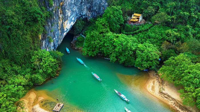 Thơ về quê hương với nhịp lục bát mượt mà