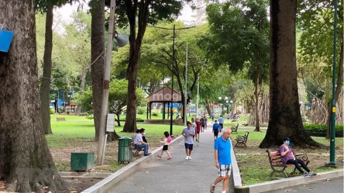Tập thể dục và đi dạo trong khuôn viên xanh tại công viên Gia Định