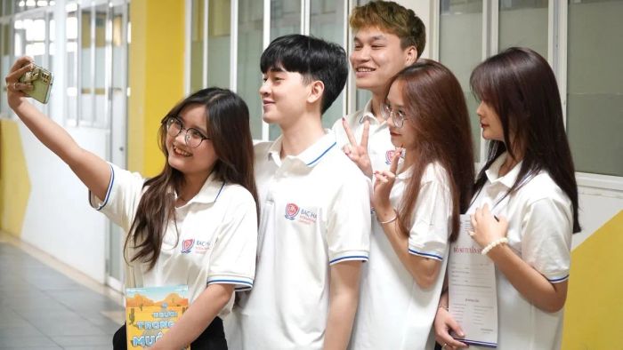 Văn Anh Sử là một khối thi được nhiều thí sinh lựa chọn, cùng với các trường đào tạo chuyên ngành liên quan.