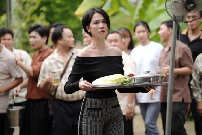 Út Như cùng người chồng thiếu trách nhiệm chỉ biết sống nhờ vào sự hỗ trợ của chị Hai Nhị, không có ý định thay đổi cuộc sống.