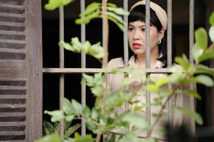 Năm Thu, mặc dù là người ba phải, vẫn không thể che giấu nỗi buồn về việc muộn con, điều mà cô không thể thay đổi.