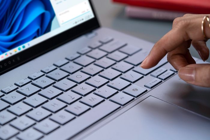 Bàn phím laptop được trang bị đèn nền tiện lợi