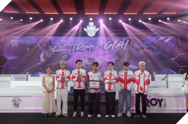PMNC 2024: Niềm Vui Vô Địch Lan Tỏa Cùng Khán Giả Của Team Flash 10