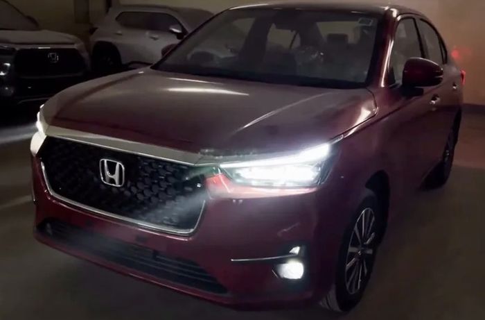 Honda Amaze mới nhất đã lộ diện, gây ấn tượng mạnh với thiết kế sang trọng và các tính năng nâng cấp, sẵn sàng ra mắt công chúng.