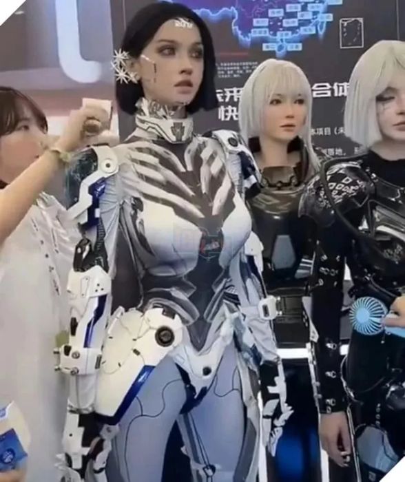 Sự kiện thuê các hot girl đóng giả robot, đã gây ra những tình huống không thể ngừng cười.