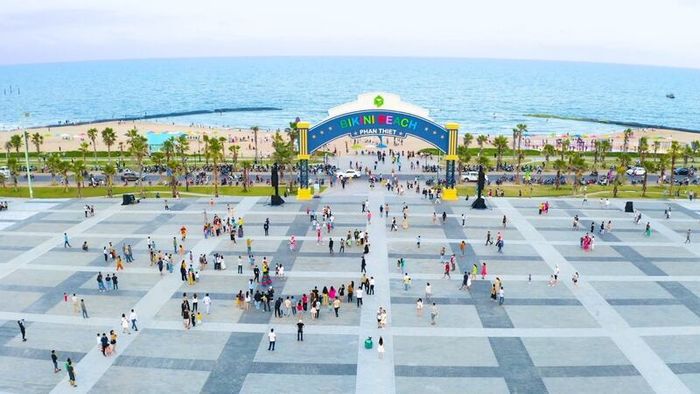 Check-in tại Bikini Beach Phan Thiết, công viên bãi biển đầy ấn tượng.