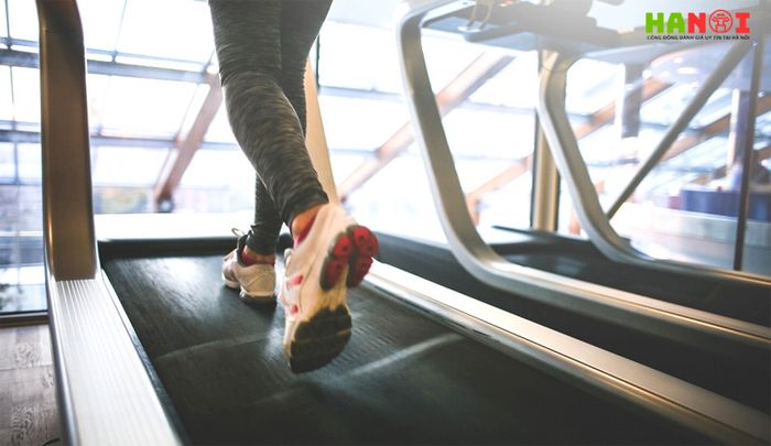 Người bệnh có thể bắt đầu với các bài tập chạy nhẹ nhàng trên máy chạy bộ.