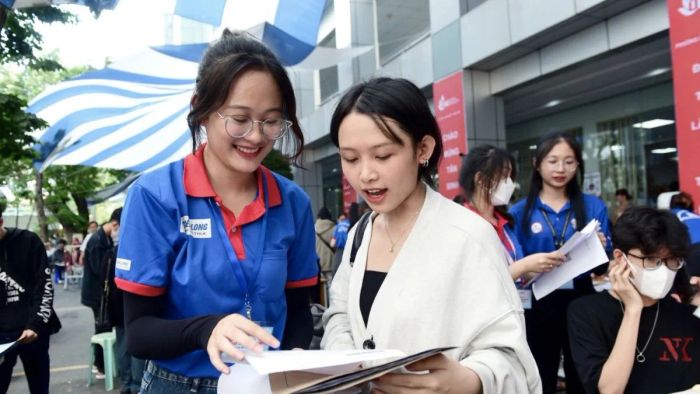 Khối C04 bao gồm các môn Toán, Ngữ văn và Địa lý.
