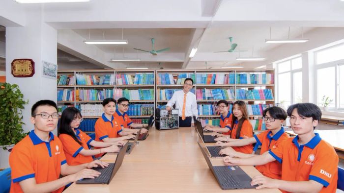 Công nghệ thông tin là một ngành đầy tiềm năng cho thí sinh khối C04, đặc biệt là trong bối cảnh xu hướng số hóa và tự động hóa đang bùng nổ.