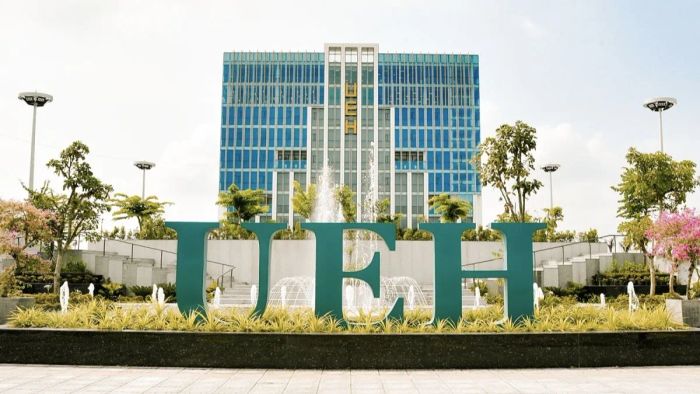 Suggestions for universities in Ho Chi Minh City offering C04 admission.