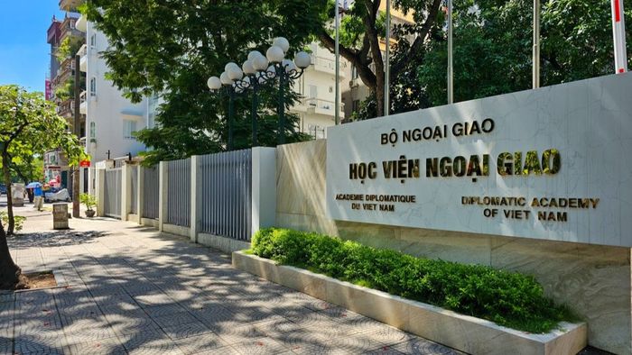 Khối Toán, Văn, Anh mở ra nhiều cơ hội nghề nghiệp trong các ngành học khác nhau, từ Kinh tế, Ngoại ngữ đến Truyền thông, giúp thí sinh dễ dàng lựa chọn nghề nghiệp phù hợp.