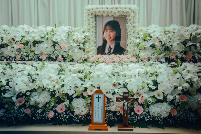 Ngài Quỷ mở đầu với cái chết của So Mi.