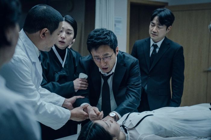 Nhiều chi tiết bị lặp lại một cách không cần thiết.