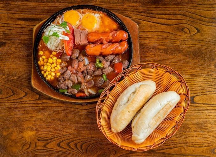 Bánh mì chảo tại Chảo Restaurant được yêu thích nhờ sự đa dạng và hương vị đặc biệt.