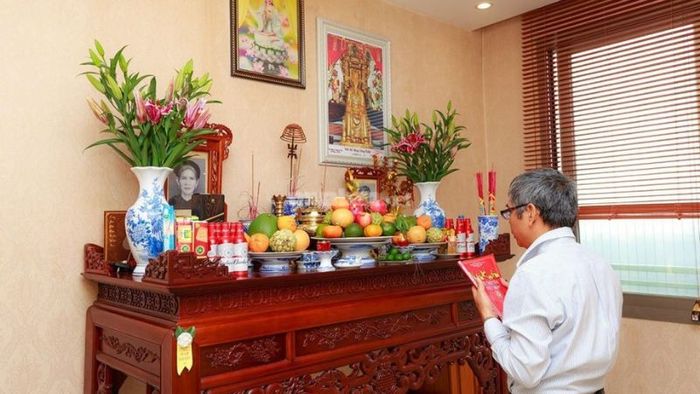 Thực hiện lễ thắp hương xin phép