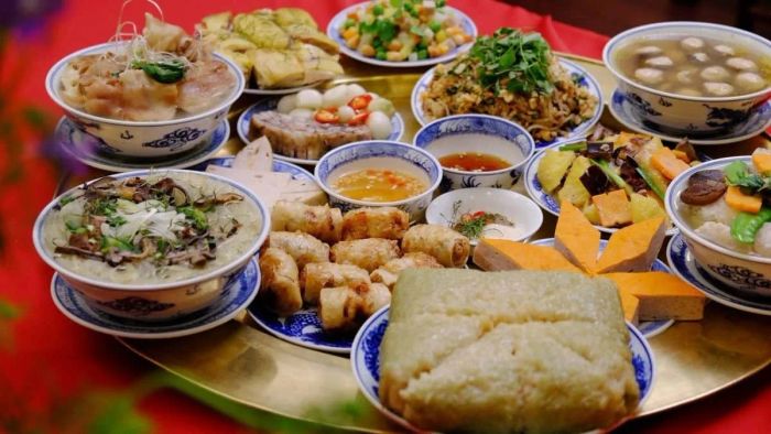 Ngày 28 Tết là lúc các gia đình chuẩn bị mâm cỗ cúng Tất niên để tạ ơn tổ tiên.