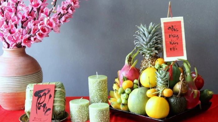 Không khí Tết càng thêm rộn ràng khi mọi người đều tất bật với công việc chuẩn bị.