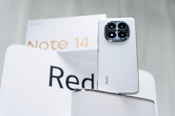 Redmi Note 14 Pro+ sở hữu thiết kế vô cùng ấn tượng, thu hút ngay từ cái nhìn đầu tiên.