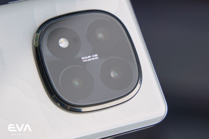 Cụm camera trên Xiaomi Redmi Note 14 Pro Plus mang đến trải nghiệm nhiếp ảnh tuyệt vời trong phân khúc giá của nó.