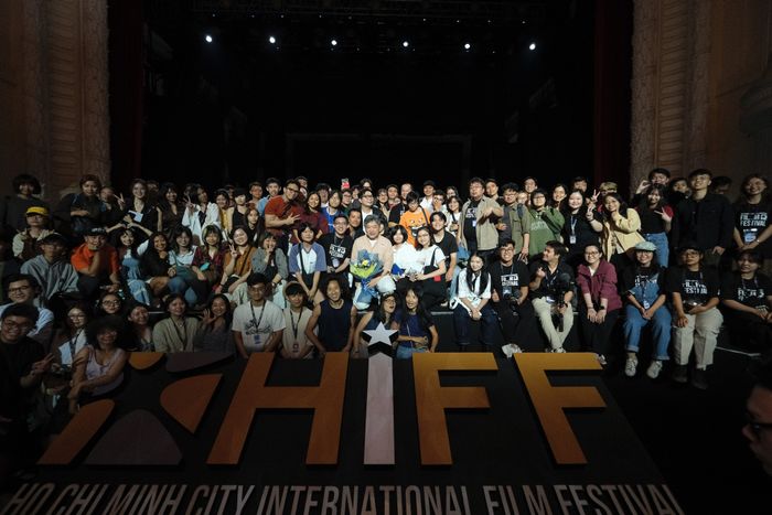Trong khuôn khổ Liên hoan phim quốc tế Thành phố Hồ Chí Minh HIFF 2024, đạo diễn nổi tiếng người Nhật Bản Hirokazu Kore-eda đã có dịp giao lưu và chụp hình cùng người hâm mộ, tạo nên không khí thân thiện và gần gũi.