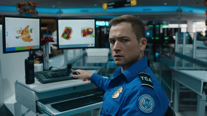Mặc dù vai diễn một nhân viên an ninh sân bay với nhiều vấn đề cá nhân, Taron Egerton vẫn thể hiện xuất sắc nhân vật này mà không gặp khó khăn gì.