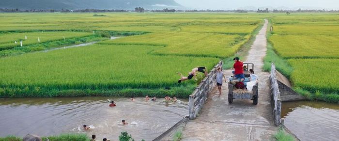 Khung cảnh yên bình của vùng quê được tái hiện sinh động trong bản điện ảnh Kính Vạn Hoa.
