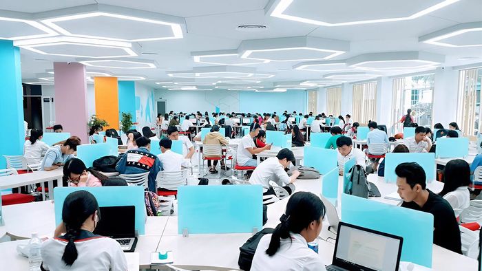 Trường Đại học Công nghiệp TP.HCM tự hào sở hữu cơ sở vật chất hiện đại, đáp ứng mọi nhu cầu học tập và sinh hoạt của sinh viên.