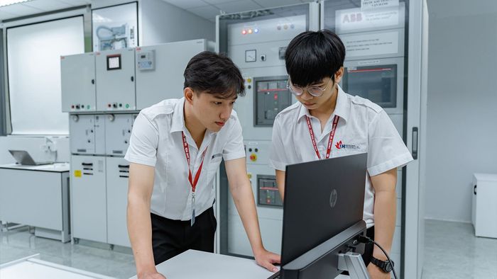 Cơ hội nghề nghiệp của sinh viên Trường Đại học Công nghiệp TP.HCM rất rộng mở, nhờ vào mối quan hệ chặt chẽ với các doanh nghiệp và chất lượng đào tạo cao.